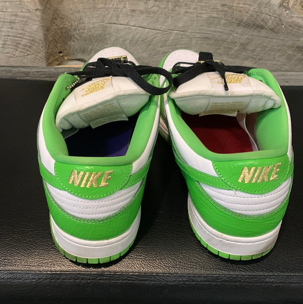 Nike SB Dunk Low Supreme Sneakers